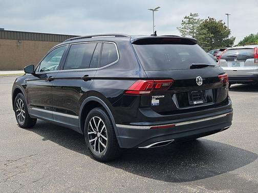 Deep Black Pearl 2021 Volkswagen Tiguan 2.0T SE 4MOTION