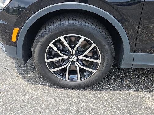 Deep Black Pearl 2021 Volkswagen Tiguan 2.0T SE 4MOTION