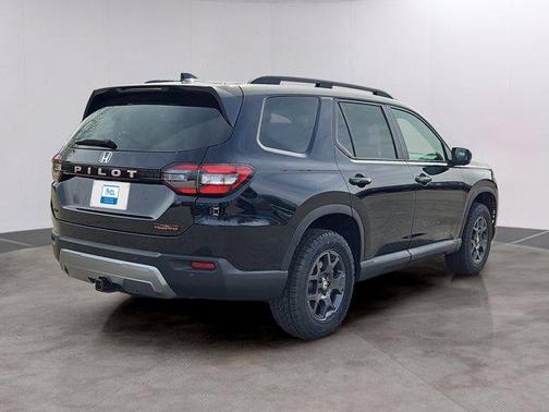 Crystal Black Pearl 2026 Honda Pilot TrailSport