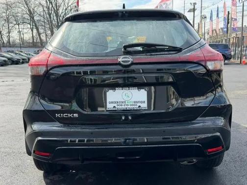 Super Black 2024 Nissan Kicks S