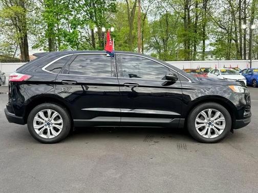 Agate Black Metallic 2022 Ford Edge Titanium