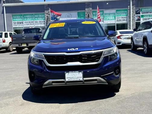 Blue 2022 Kia Seltos EX