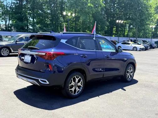 Blue 2022 Kia Seltos EX