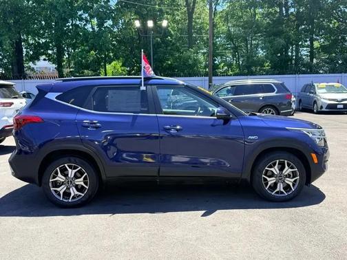 Blue 2022 Kia Seltos EX
