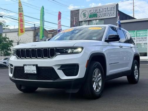 Bright White Clearcoat 2022 Jeep Grand Cherokee Laredo