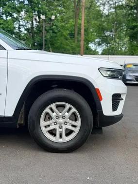 Bright White Clearcoat 2022 Jeep Grand Cherokee Laredo