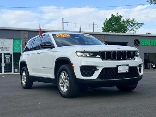 Bright White Clearcoat 2022 Jeep Grand Cherokee Laredo