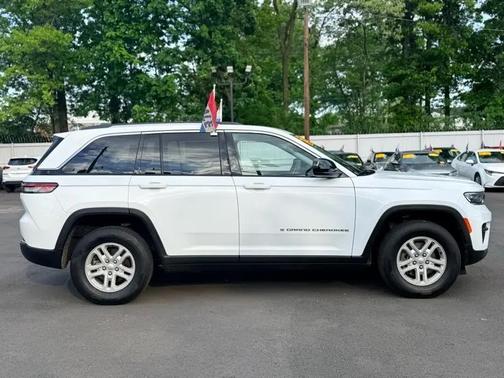 Bright White Clearcoat 2022 Jeep Grand Cherokee Laredo