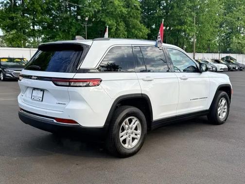 Bright White Clearcoat 2022 Jeep Grand Cherokee Laredo