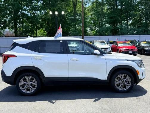 Snow White Pearl 2024 Kia Seltos LX