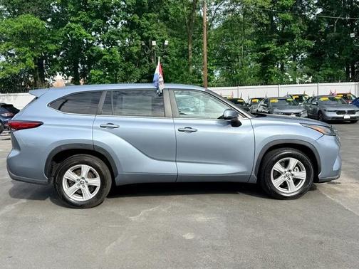 Moon Dust 2023 Toyota Highlander LE
