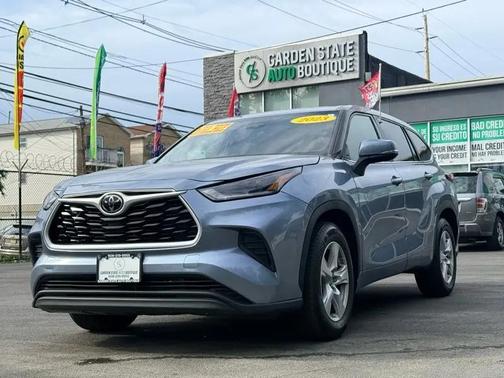 Moon Dust 2023 Toyota Highlander LE