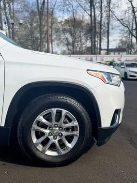 Summit White 2021 Chevrolet Traverse LT Cloth