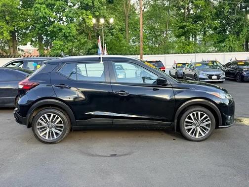 Super Black 2023 Nissan Kicks SV
