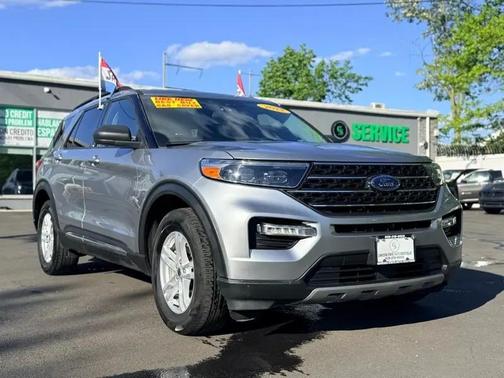 Iconic Silver Metallic 2022 Ford Explorer XLT