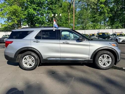 Iconic Silver Metallic 2022 Ford Explorer XLT