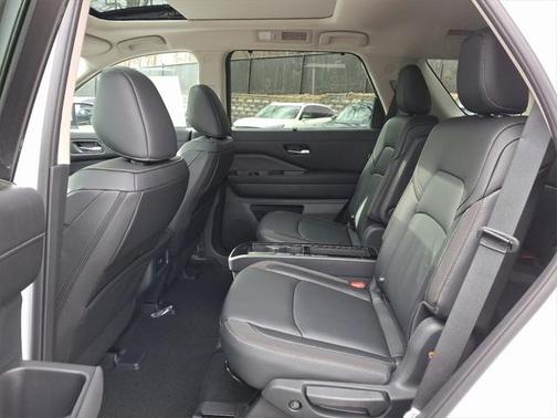 2025 Nissan Pathfinder SL 4WD