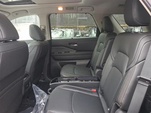 2025 Nissan Pathfinder SL 4WD