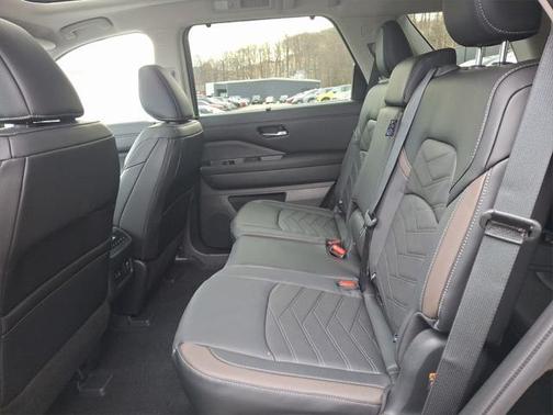 2025 Nissan Pathfinder Platinum 4WD