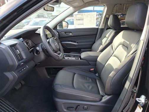 2025 Nissan Pathfinder SL 4WD