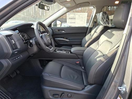 2025 Nissan Pathfinder SL 4WD
