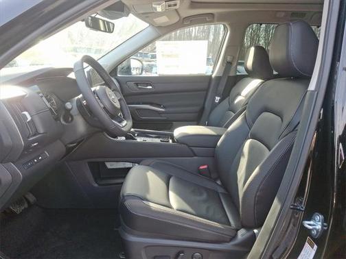 2025 Nissan Pathfinder SL 4WD