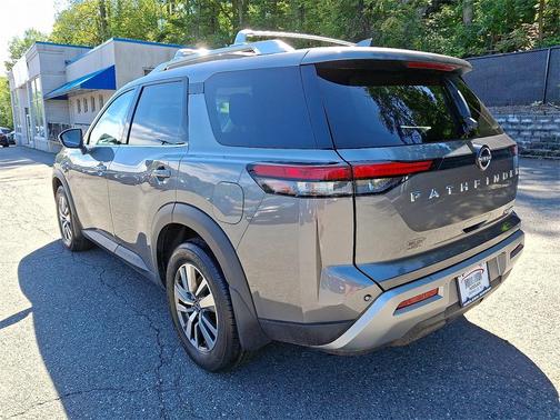 2022 Nissan Pathfinder SL 4WD