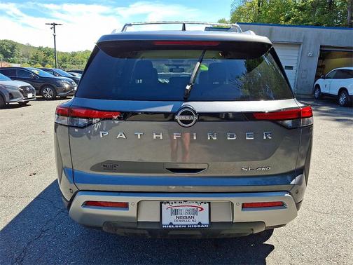 2022 Nissan Pathfinder SL 4WD