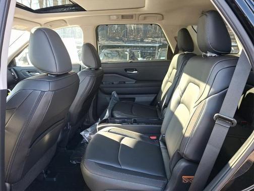 2025 Nissan Pathfinder SL 4WD