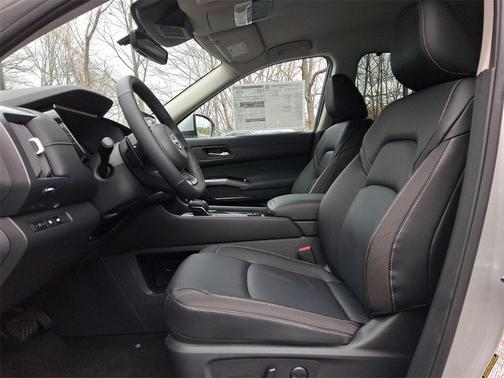 2025 Nissan Pathfinder SL 4WD