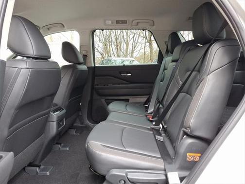 2025 Nissan Pathfinder SL 4WD