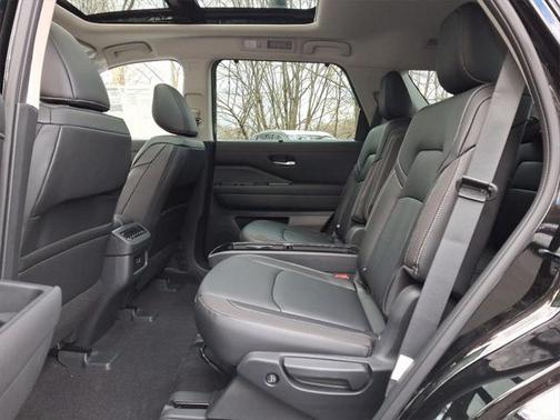2025 Nissan Pathfinder SL 4WD