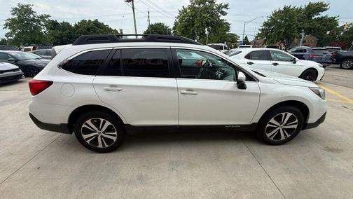 Crystal White Pearl 2018 Subaru Outback 3.6R Limited