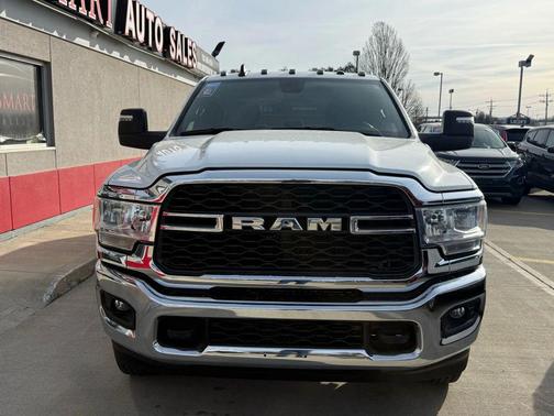 2024 RAM 3500 Big Horn Crew Cab 4x4 8' Box