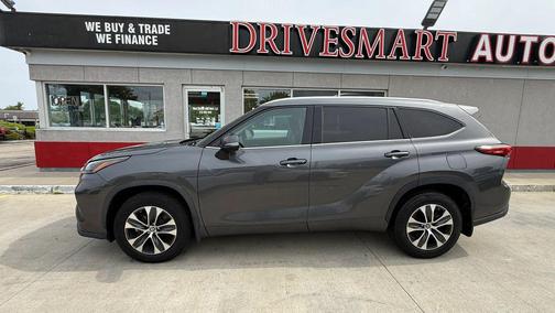 Magnetic Gray Metallic 2022 Toyota Highlander XLE