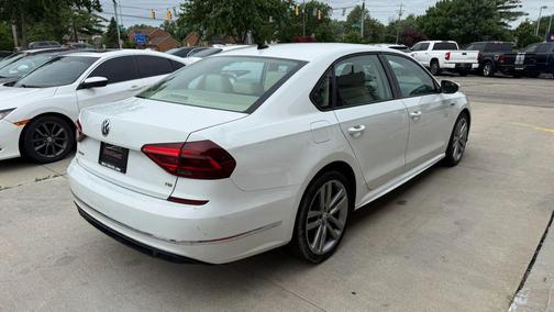 Pure White 2018 Volkswagen Passat 2.0T R-Line