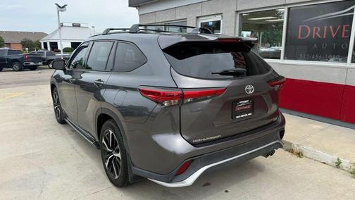 Magnetic Gray Metallic 2021 Toyota Highlander XSE