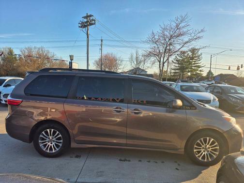 2019 Toyota Sienna XLE