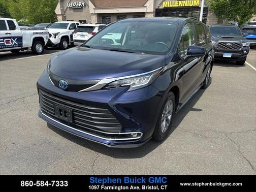 2022 Toyota Sienna XLE 7 Passenger