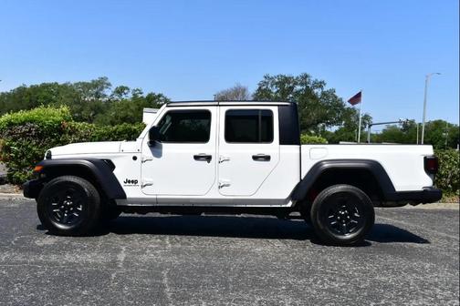 Bright White Clearcoat 2024 Jeep Gladiator Sport