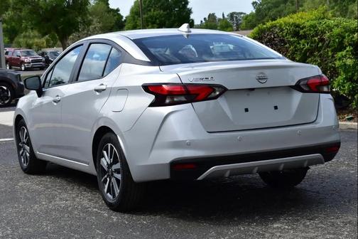 Brilliant Silver Metallic 2025 Nissan Versa 1.6 SV