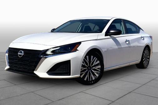 Glacier White 2025 Nissan Altima SV