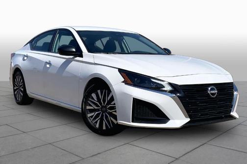 Glacier White 2025 Nissan Altima SV