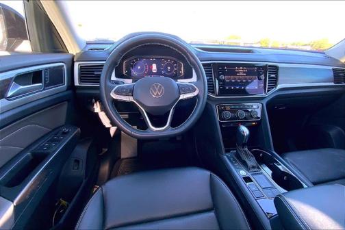 Deep Black Pearl Effect 2023 Volkswagen Atlas 3.6L SE w/Technology
