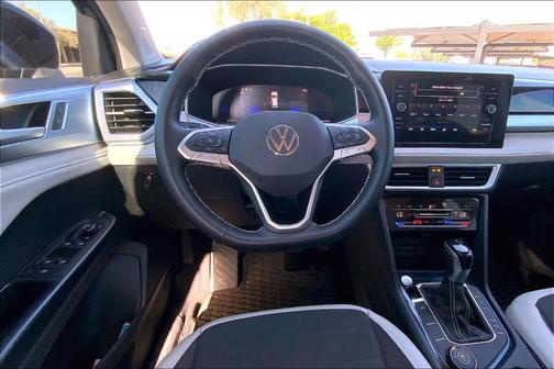 Deep Black Pearl Effect 2025 Volkswagen Taos 1.5T SE