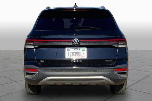 Deep Black Pearl Effect 2025 Volkswagen Taos 1.5T SE