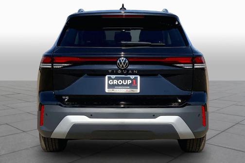 Deep Black Pearl 2026 Volkswagen Tiguan 2.0T SE