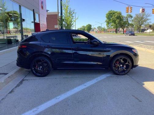 Vulcano Black Metallic 2022 Alfa Romeo Stelvio Ti