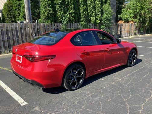 Alfa Rosso 2023 Alfa Romeo Giulia Estrema AWD