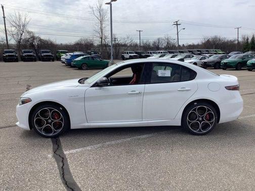 Milano White 2025 Alfa Romeo Giulia AWD